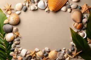 Muscheln Rahmen mit Kopieren Raum Attrappe, Lehrmodell, Simulation Seestern Kieselsteine auf Beige Hintergrund Schatten von Weiß orange. ai generativ foto