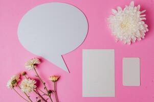 Sprechblase oval, Blume und klare Karte mit rosa Hintergrund foto