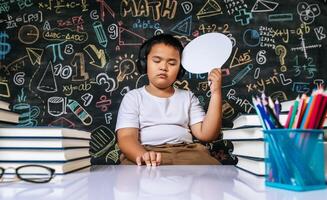 Kind spielt mit Sprechblase im Klassenzimmer foto