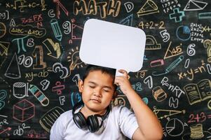 Kind spielt mit Sprechblase im Klassenzimmer foto