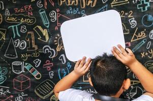 Kind spielt mit Sprechblase im Klassenzimmer foto