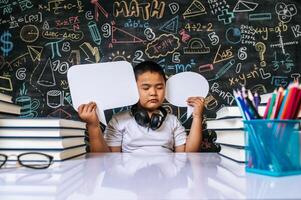 Kind spielt mit Sprechblase im Klassenzimmer foto