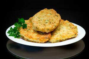 gekocht gebraten Kartoffel Schnitzel mit Kräuter foto