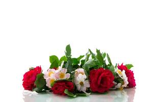 groß Strauß von schön rot und Rosa Rosen auf Weiß Hintergrund foto