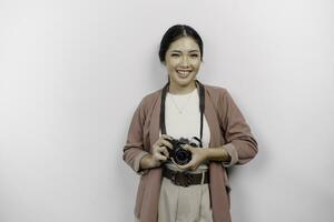 heiter jung asiatisch Frau Tourist Stehen mit Kamera nehmen Foto isoliert auf Weiß Studio Hintergrund