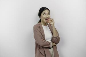 hungrig asiatisch Frau Mitarbeiter ist glücklich Über Essen Apfel, Mund beißen gesund Essen zum Diät und organisch Lebensstil, isoliert durch Weiß Hintergrund foto