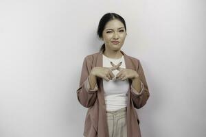 schön asiatisch Frau Mitarbeiter tragen Strickjacke mit Hand Geste Pose Ablehnung oder Verbot mit Kopieren Raum foto