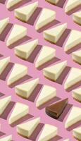 Weiß Stücke Scheiben Käsekuchen Muster mit einer schwarz Schokolade Stück auf Rosa Hintergrund isoliert schwarz unter Weiße Rassismus Konzept foto