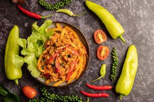 gebratene Currypaste mit Bambussprossen und Schweinehackfleisch verrühren. foto