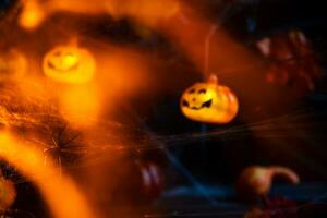 Halloween. Spinne kriecht auf das Netz. Girlande mit Orange Kürbisse foto