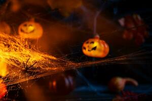 Halloween. Spinne kriecht auf das Netz. Girlande mit Orange Kürbisse foto