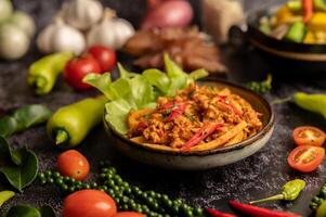 gebratene Currypaste mit Bambussprossen und Schweinehackfleisch verrühren. foto