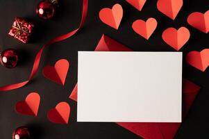 weißes Papier und rotes Herzpapier auf schwarzem Hintergrund geklebt. foto