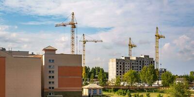 Turm Kräne auf Konstruktion Grundstück, Bereitstellung Gehäuse zum niedriges Einkommen Bürger von dritte Welt Länder foto