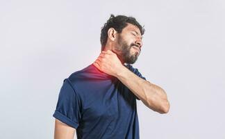 Hals Schmerzen und Stress Konzept, Mann mit Hals Muskel Schmerz, schließen oben von Mann mit Hals Schmerz, ein Mann mit Hals Schmerzen auf isoliert Hintergrund. foto