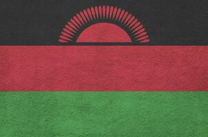 malawi-flagge in hellen farben auf alter reliefputzwand dargestellt. strukturierte Fahne auf rauem Hintergrund foto