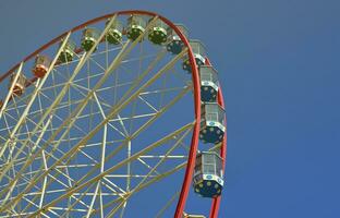 großes und modernes mehrfarbiges Riesenrad auf sauberem Hintergrund des blauen Himmels foto