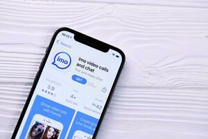 Charkow, Ukraine - - März 5, 2021 imo Symbol und Anwendung von App Geschäft auf iPhone 12 Profi Anzeige Bildschirm auf Weiß Tabelle foto