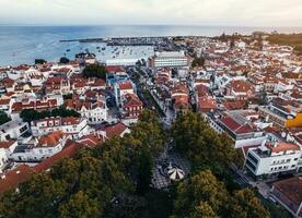 Antenne Drohne Aussicht von historisch Center von Cascais, Portugal mit das Karussell ist sichtbar im Vordergrund foto