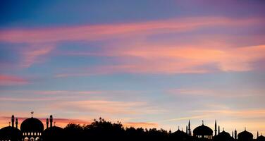 islamisch Karte mit Moscheen Kuppel, Halbmond Mond auf Sonnenuntergang Himmel, Ramadan Nacht mit Dämmerung Dämmerung Himmel zum islamisch Religion, Eid al-adha, eid Mubarak, Eid al fitr, ramadan Kareem, islamisch Neu Jahr Muharram foto