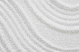 Zen Garten mit konzentrisch Kreislos auf Weiß Sand Textur Hintergrund, Japanisch Zen Garten mit Linien Textur, Zen mögen Konzept, oben Aussicht Sand Oberfläche mit Kopieren Raum zum Spa, kosmetisch Hintergrund foto