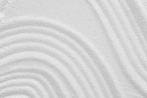 Zen Garten mit konzentrisch Kreislos auf Weiß Sand Textur Hintergrund, Japanisch Zen Garten mit Linien Textur, Zen mögen Konzept, oben Aussicht Sand Oberfläche mit Kopieren Raum zum Spa, kosmetisch Hintergrund foto