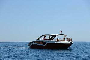 Antalya, Truthahn - - kann 15, 2021 luxuriös aufblasbar Rippe Geschwindigkeit Boot Kreuzfahrt im Mittelmeer tief Meer foto