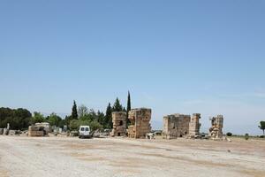 Antalya, Truthahn - - kann 15, 2021 Ruinen von uralt Stadt Hierapolis in der Nähe von Pamukkale, Truthahn beim sonnig Tag. Teile von alt historisch Gebäude mit groß Blöcke foto