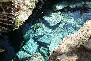 Antalya, Truthahn - - kann 15, 2021 ein Beliebt Tourist Attraktion, verjüngend Schwimmbad Kleopatra im das uralt Stadt von Hierapolis, Pamukkale foto