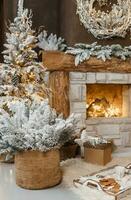 das Innere von ein Zimmer mit ein Kamin, Weihnachten Bäume mit künstlich Schnee und Girlanden, ein Decke und ein Tablett mit heiß Getränke. das magisch Atmosphäre von Weihnachten. foto