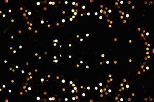 verschwommen Girlande Beleuchtung auf ein dunkel Hintergrund. festlich Weihnachten und Neu Jahr Hintergrund. Sanft Fokus foto