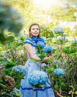 jung nicaraguanisch Frau im traditionell Volk Kostüm halten Blumen im das Feld. Porträt von schön Frau im National Volk Kostüm im ein Feld von Blumen. nicaraguanisch National Volk Kostüm foto