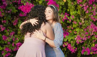 zwei Frauen freunde umarmen, Mädchen Glückwunsch und umarmen ihr Freund, Damen Tag Konzept foto