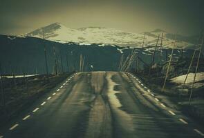 szenisch norwegisch Berg Straße. dramatisch Farbe Benotung. foto