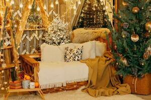 Zuhause Weihnachten Innere, mit ein Weihnachten Baum und viele von glühend Girlanden und Licht Glühbirnen. vorbereiten zum das Weihnachten Party beim heim. foto