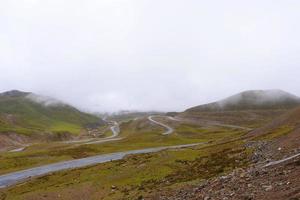 Straße rund um den Berg bewölkter Tag in der Provinz Qinghai China foto