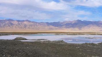 schöne naturlandschaftsansicht des smaragdgrünen salzsees in qinghai china foto