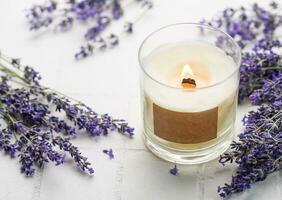 Aroma Kerze. Lavendel Kerze auf ein Weiß Fliese Hintergrund. foto