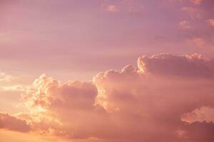 schön fabelhaft Rosa Kumulus Wolken im das Blau Himmel beim Sonnenuntergang. natürlich Hintergrund foto