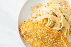 Fettuccine Pasta weiße Sahnesauce mit gebratenem Fisch foto