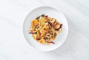 scharfe Spaghetti Meeresfrüchte auf Teller