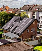 das Gebäude von das Stadt mit Solar- Paneele foto