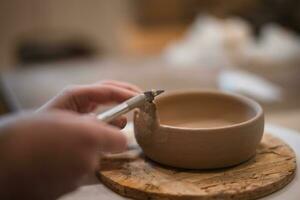 Mädchen Hände, Keramik Studio und Gemälde Tasse im Werkstatt zum Skulptur foto