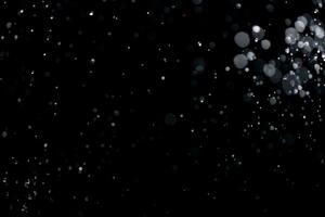 klein Tropfen von Regen, Schnee auf ein schwarz Hintergrund. Wind. natürlich Hintergrund foto