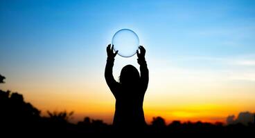 Silhouette von überschwänglich Kinder erfreulich im ein Wasser Ballon und Gold Sonnenuntergang Hintergrund , ein Feier von warm Wetter und spielerisch Momente, Sommer Freude foto