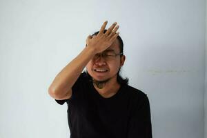 Erwachsene asiatisch Mann tragen schwarz T-Shirt foto