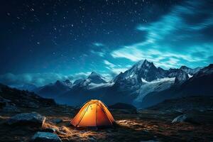Camping im das Berge beim Nacht mit ein Aussicht von das Matterhorn, beleuchtet Lager Zelt unter ein Aussicht von das Berge und ein sternenklar Himmel, ai generiert foto