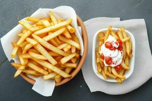 Französisch Fritten mit sauer Sahne und Ketchup. Hintergrund. ai generativ Profi Foto