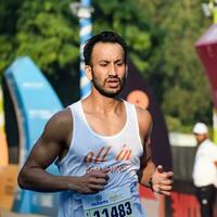 Neu Delhi, Indien - - Oktober 15 2023 - - Vedanta Delhi Hälfte Marathon- Rennen nach covid im welche Marathon- Teilnehmer Über zu Kreuz das Fertig Linie, Delhi Hälfte Marathon- 2023 foto