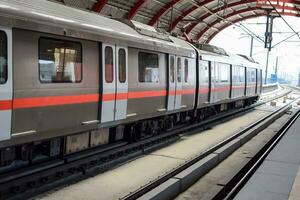 Neu Delhi Indien - - Oktober 09 2023 - - Delhi Metro Zug ankommen beim jhandewalan Metro Bahnhof im Neu Delhi, Indien, Asien, Öffentlichkeit Metro Abflug von jhandewalan Bahnhof foto